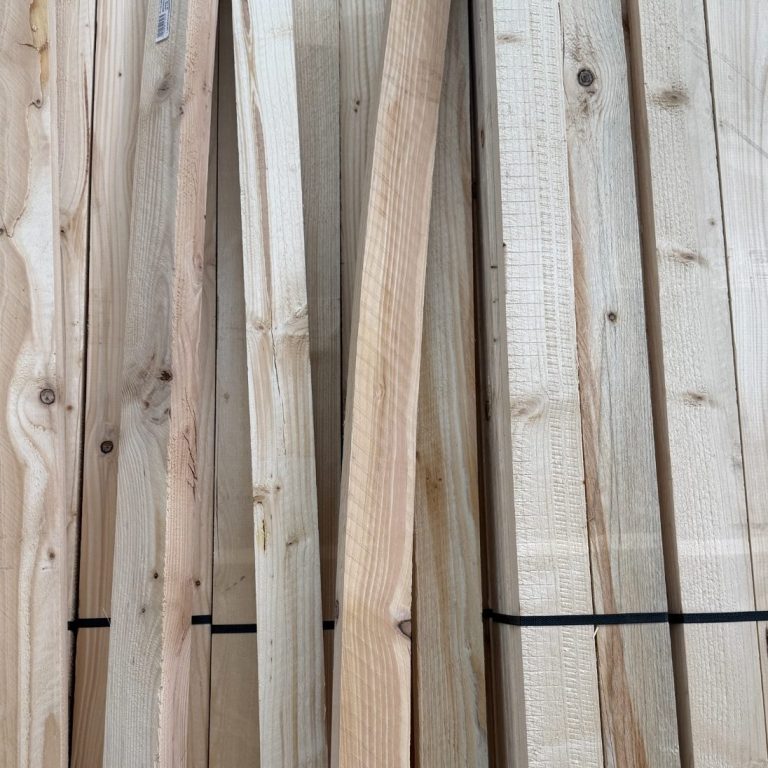 Holz aus dem Baumarkt ist nicht immer gerade Achte beim Holzkauf darauf, dass deine Balken gerade gesägt sind und sie sich nicht verformt haben