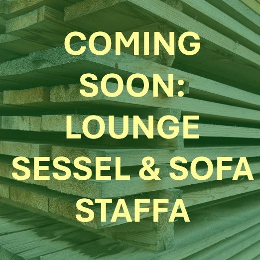 Die DIY Outdoor Lounge DOLOMITE steht für ein Design, das bewusst reduziert ist und dadurch stark wirkt. Die DIY Outdoor Lounge DOLOMITE auf einer Steinterrasse vor einem dunkelgrün gestrichenen Holzhaus.