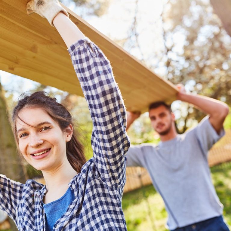 Spaß beim Selbermachen Anne und Paul bei ihrem ersten Projekt mit den Schritt-für-Schritt-Anleitungen für Outdoor-Möbel von outdoor-lounge.com