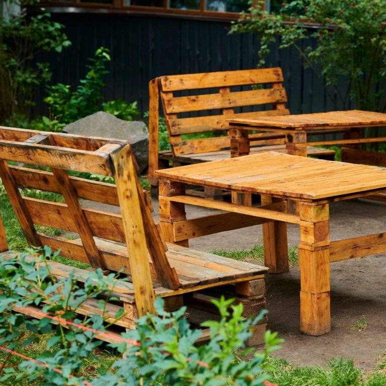 Fehlgeschlagener Versuch eine coole Outdoor Lounge zu bauen. Kann man machen, ist aber Scheiße. Palettenlounges sind die günstigste Alternative für Outdoor-Möbel. Für etwas mehr Geld kannst du dir eine Designe-Lounge bauen