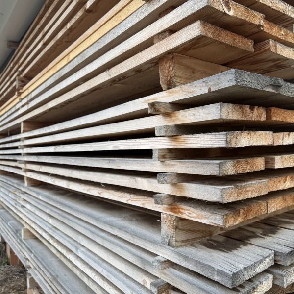 Holzstapel für DIY outdoor lounges Aus einem Holzstapel kann vieles entstehen. Zum Beispiel kannst du dir selbst eine Lounge mit den Anleitungen von outdoor-lounge.com bauen