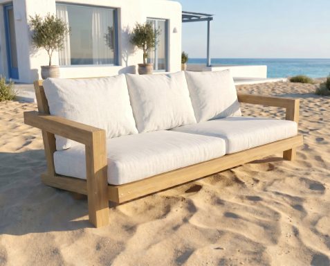 Das DIY Lounge Sofa ELBE von outdoor-lounge.com steht am Strand und ist mit Polstern ausgestattet.