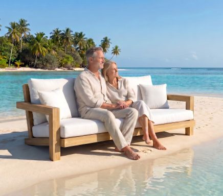 Das DIY Lounge Sofa ELBE zum selber bauen steht auf einer Sandbank im Meer.